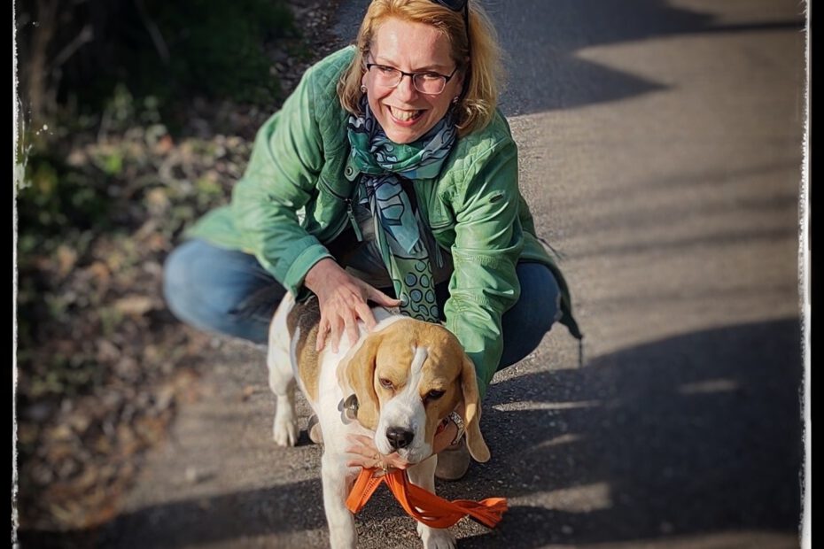 Caisa Börjesson mit Beagle Poldi beim Gassigehen